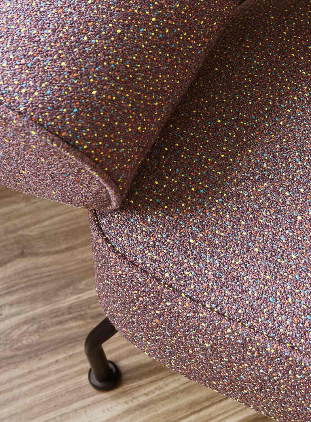 Fauteuil Mirador de Gus* Modern : fauteuil design, lignes arrondies et confort durable. jubilee sangria
