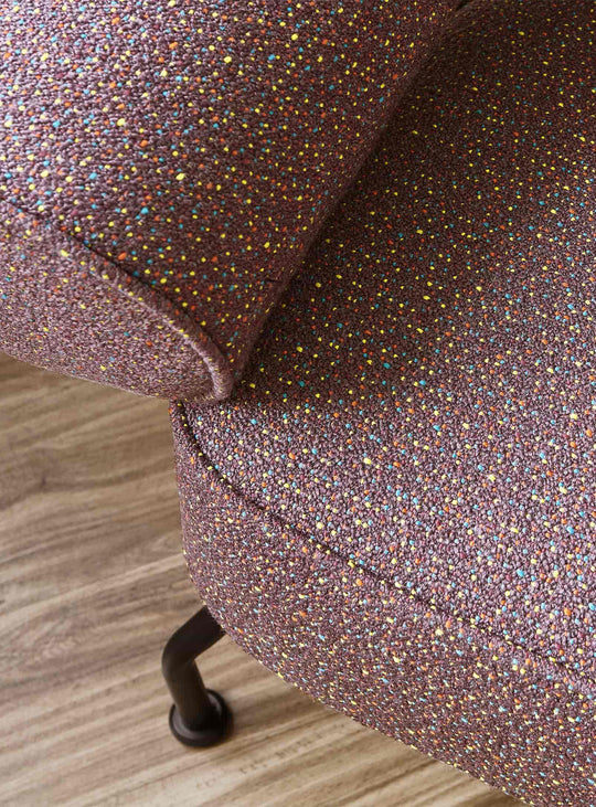 Fauteuil Mirador de Gus* Modern : fauteuil design, lignes arrondies et confort durable. jubilee sangria