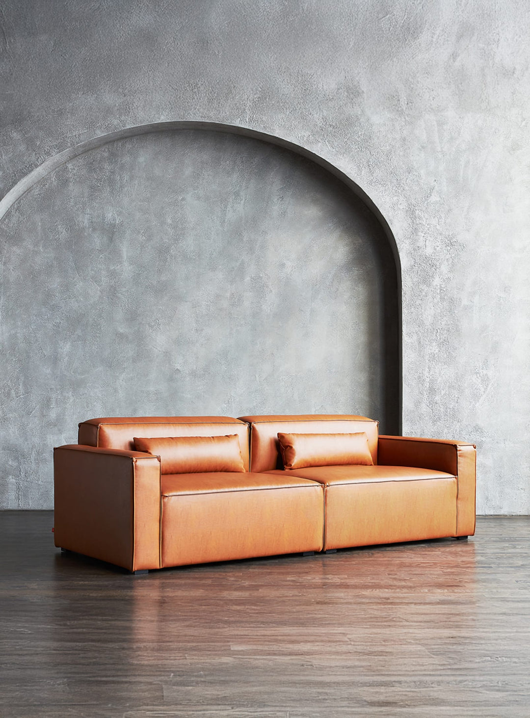 Sofa 2 places Gus* Modern Mix Modular, confort ferme et design épuré. cuir vegan cognac