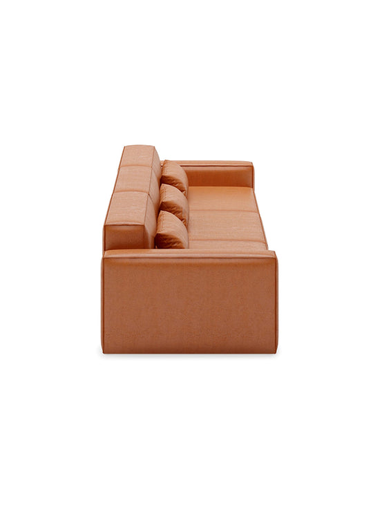 Sofa 3 places avec accoudoirs Mix Modular de Gus* Modern, options tissu et style unique. cuir vegan cognac