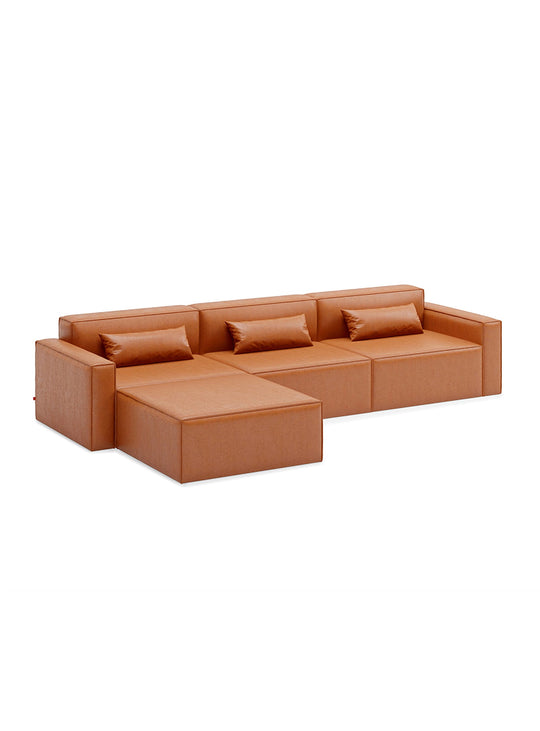 Sofa sectionnel 4 places Mix Modular de Gus* Modern, lignes droites et style épuré. cuir vegan cognac