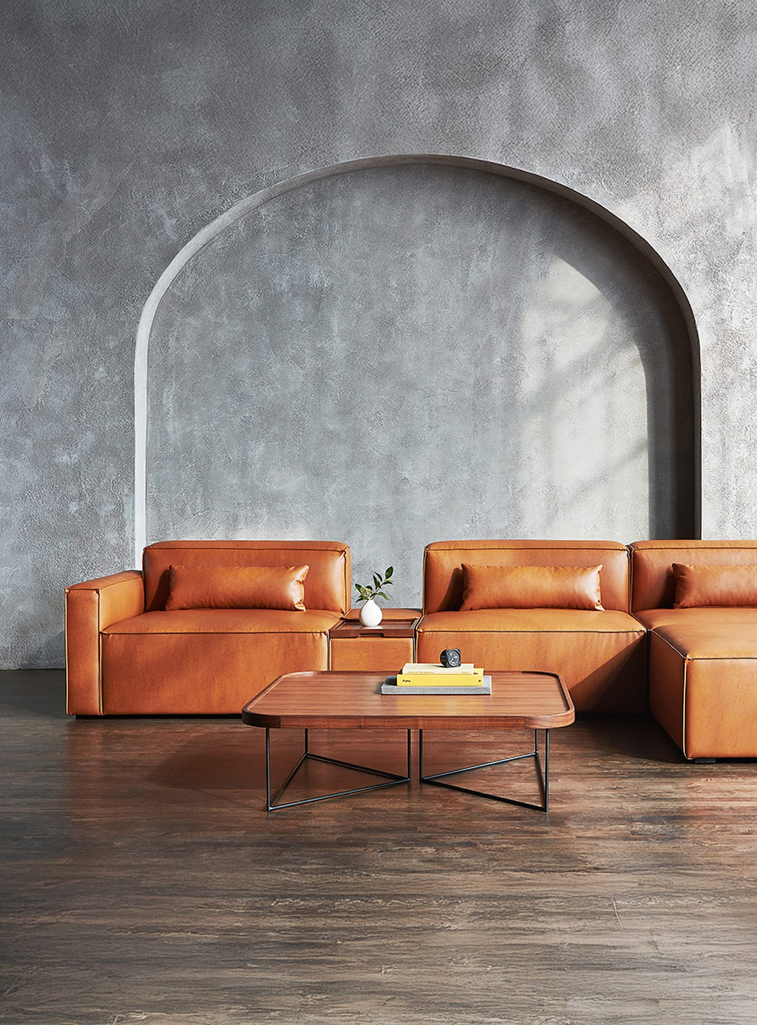 Sofa sectionnel 4 places Gus* Modern Mix Modular, parfait pour salon ou bureau. cuir vegan cognac