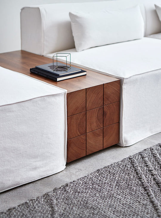 La table Mix Modular Block de Gus* Modern combine design architectural et polyvalence. noyer