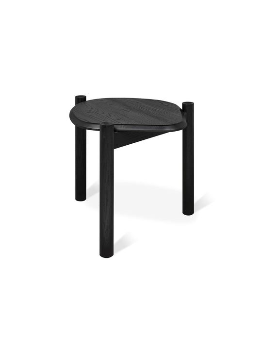 Table d’appoint Monarch de Gus* Modern : table design asymétrique, bois massif et look élégant. frêne noir