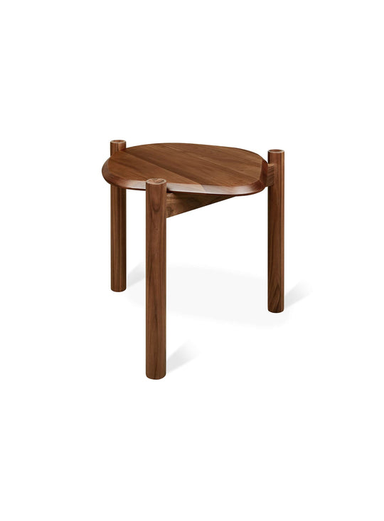 La table Monarch de Gus* Modern allie forme artistique et fonctionnalité raffinée. noyer