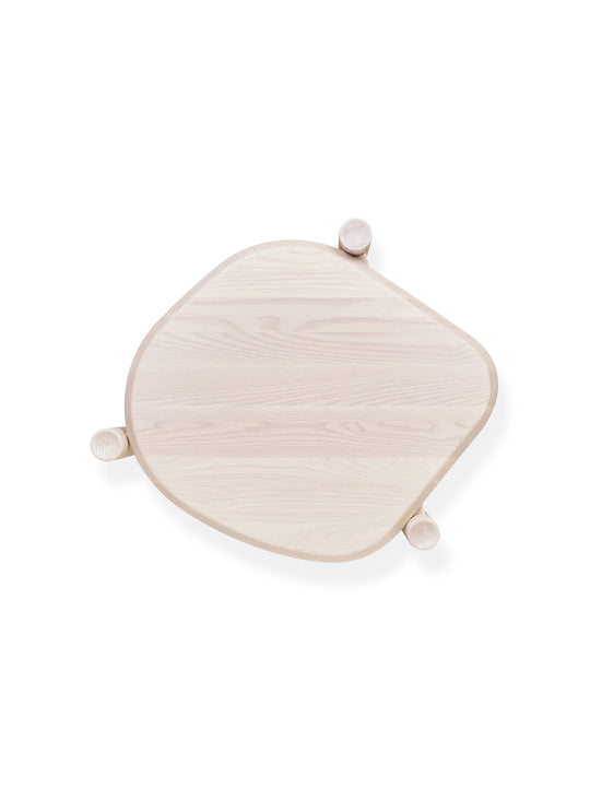 Table d’appoint Monarch de Gus* Modern : table moderne, design sculptural et naturel. frêne nordique
