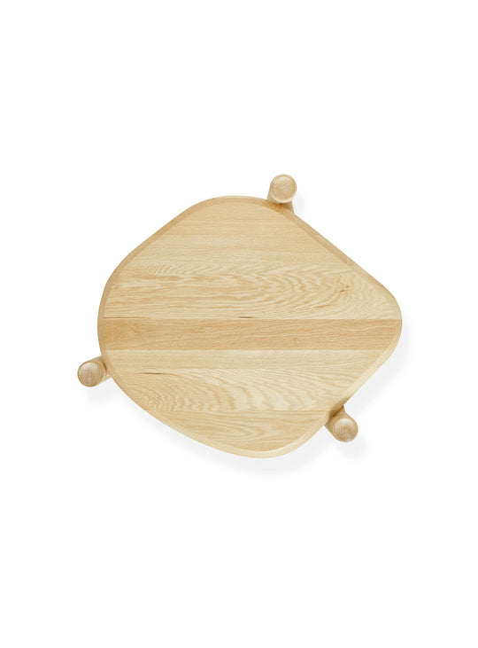 Table d’appoint Monarch signée Gus* Modern : un design fluide et durable. chene royal