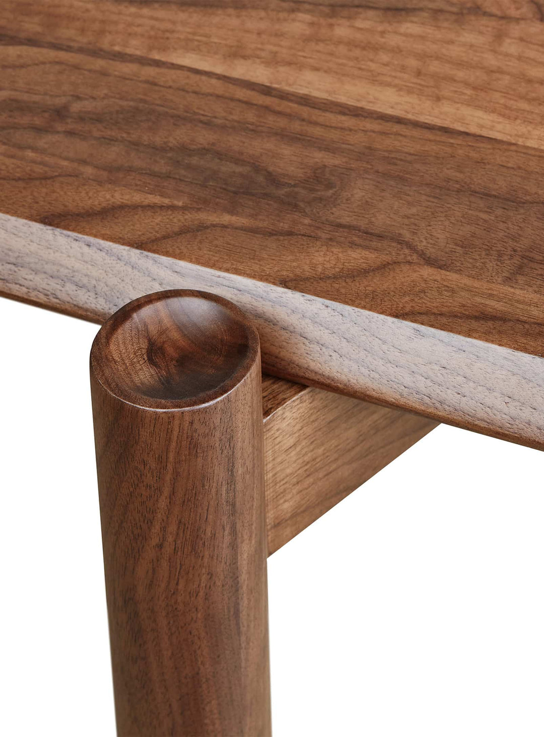 Table d’appoint Gus* Modern Monarch : beauté du bois et lignes contemporaines. noyer