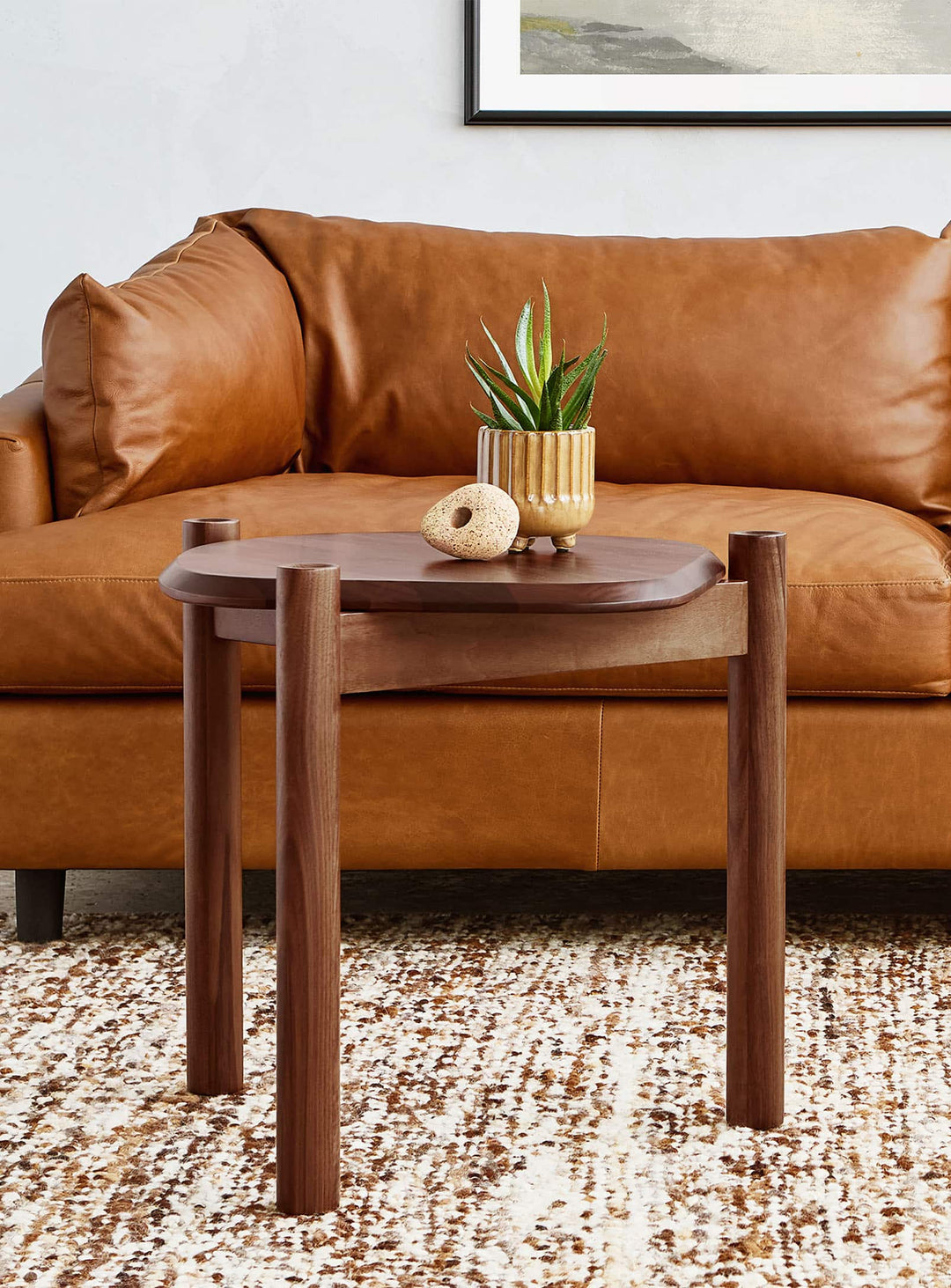 Table d’appoint Monarch de Gus* Modern : design organique et élégance naturelle. noyer