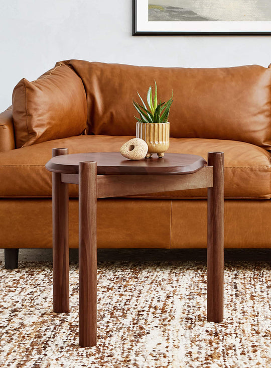 Table d’appoint Monarch de Gus* Modern : design organique et élégance naturelle. noyer