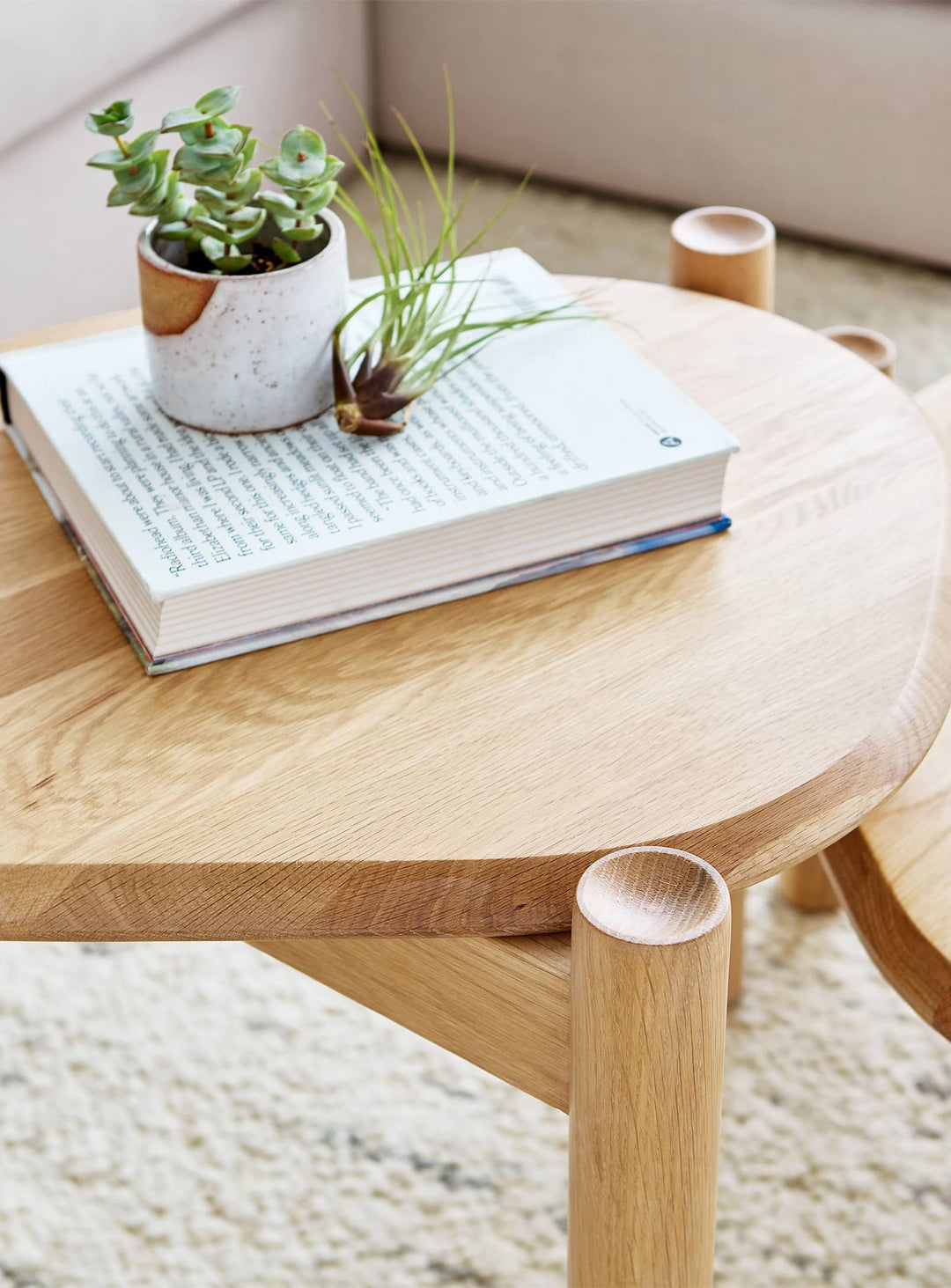 Monarch par Gus* Modern, la table d’appoint au style organique et raffiné. chene royal