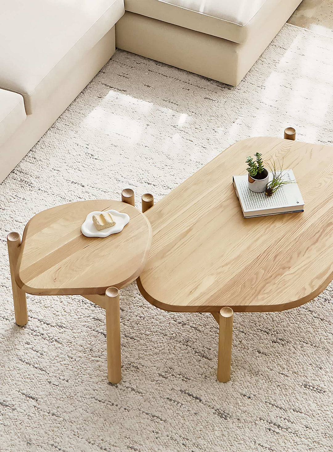 Table Monarch de Gus* Modern : une pièce sculpturale pour un salon élégant. chene royal