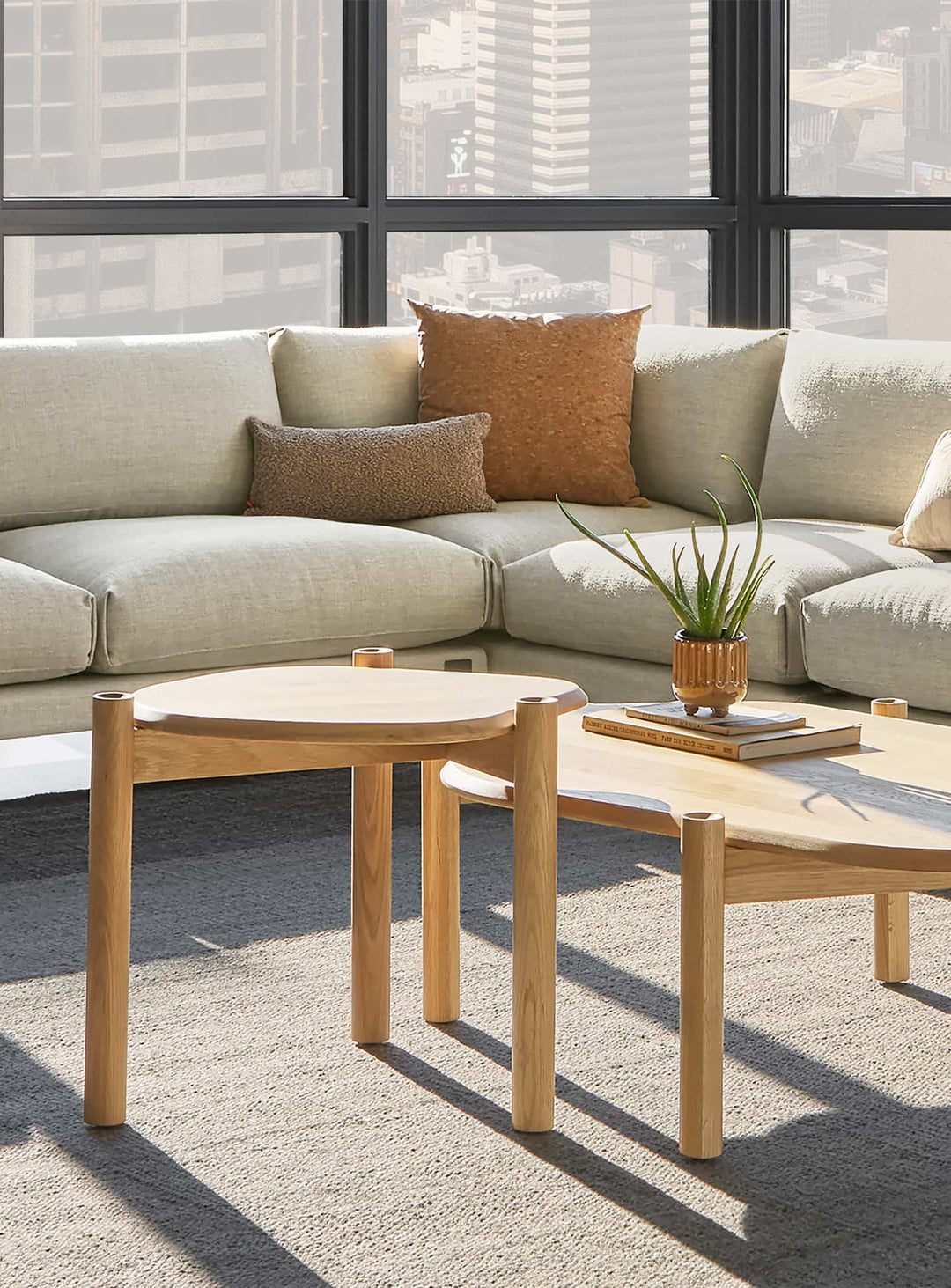 Gus* Modern Monarch : table d’appoint en bois massif au design intemporel. chene royal