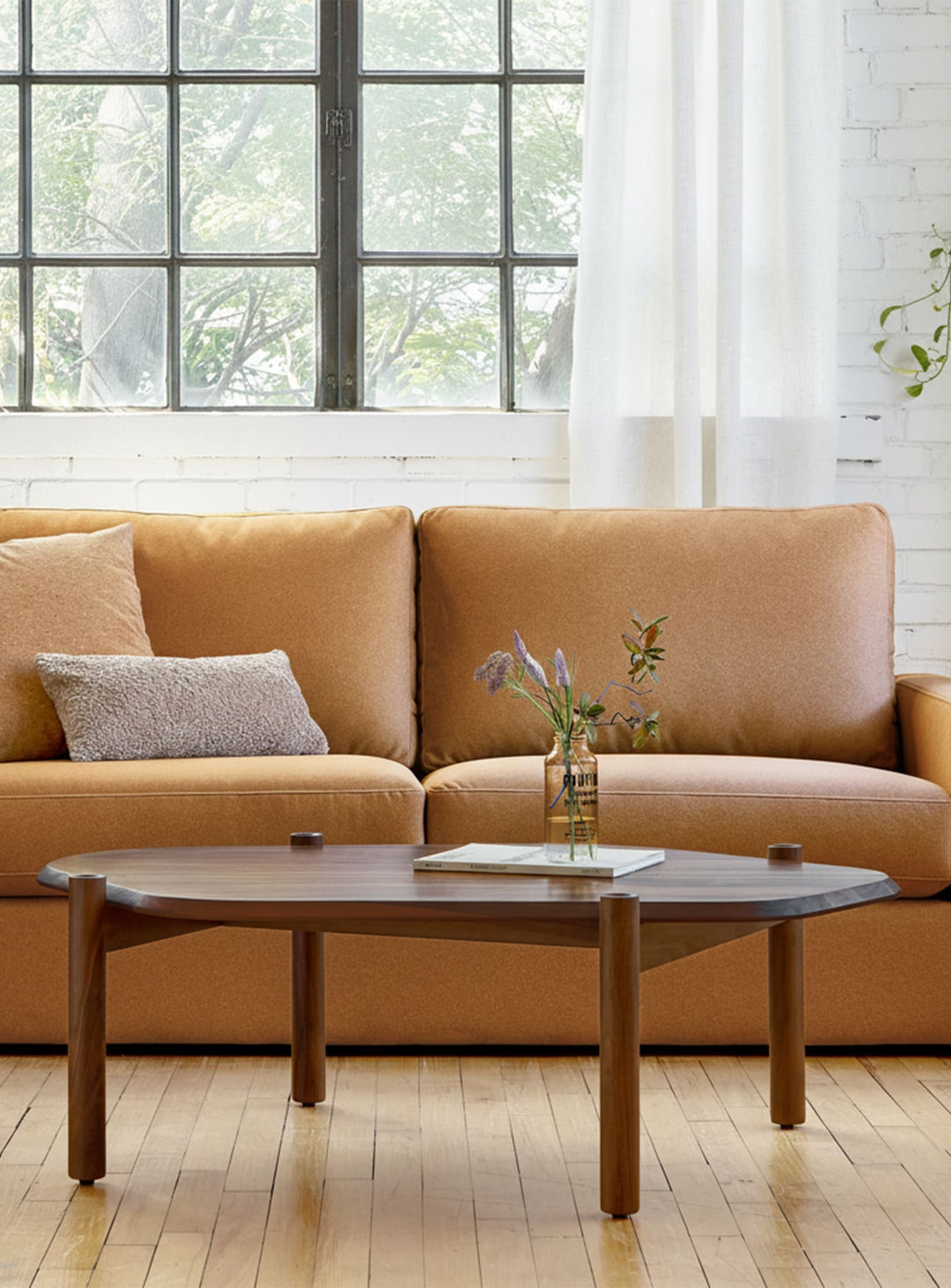 Table à café Gus* Modern Monarch : alliance parfaite de nature et modernité. noyer