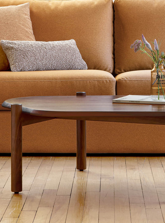 Table à café Monarch de Gus* Modern : équilibre entre style et fonctionnalité. noyer