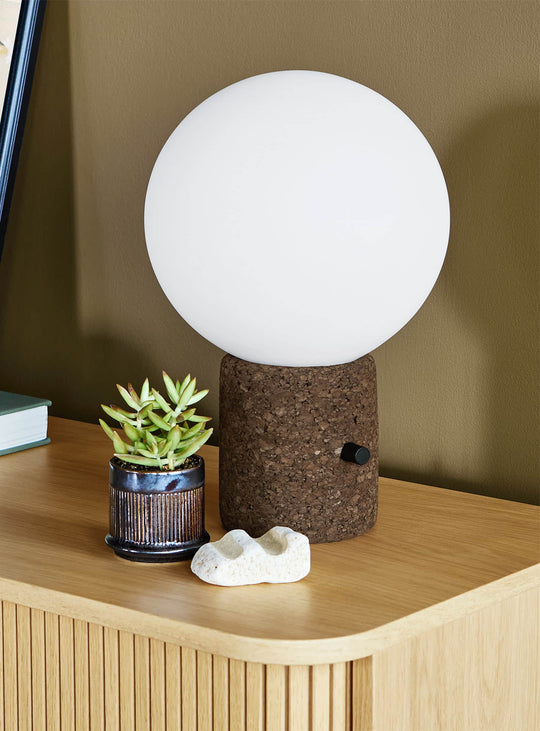 Apportez une touche de chaleur à votre espace avec la lampe de table Monocle de Gus* Modern, un design épuré rehaussé par des détails raffinés.