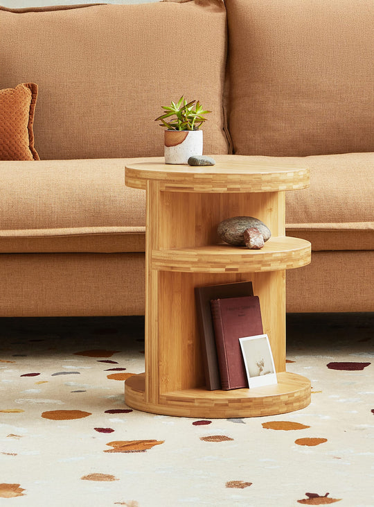 La table d’appoint Monument de Gus* Modern allie design sculptural et fonctionnalité moderne. Bambou