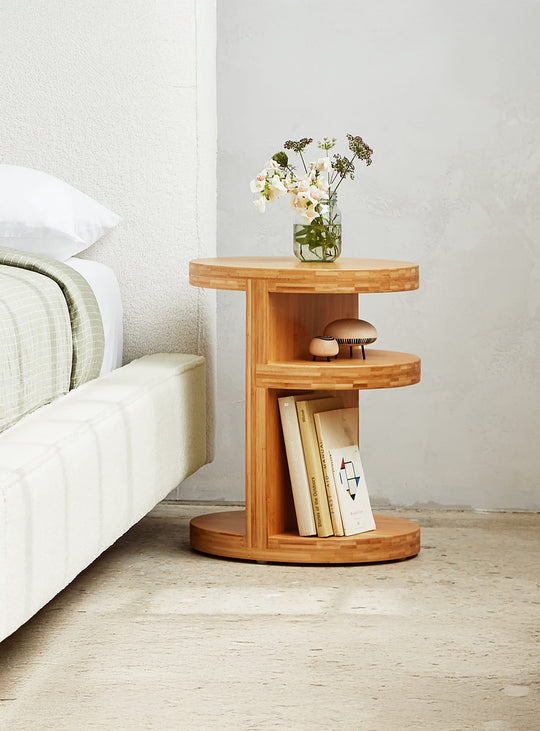 Table d’appoint Monument par Gus* Modern, parfaite pour un intérieur moderne. bambou