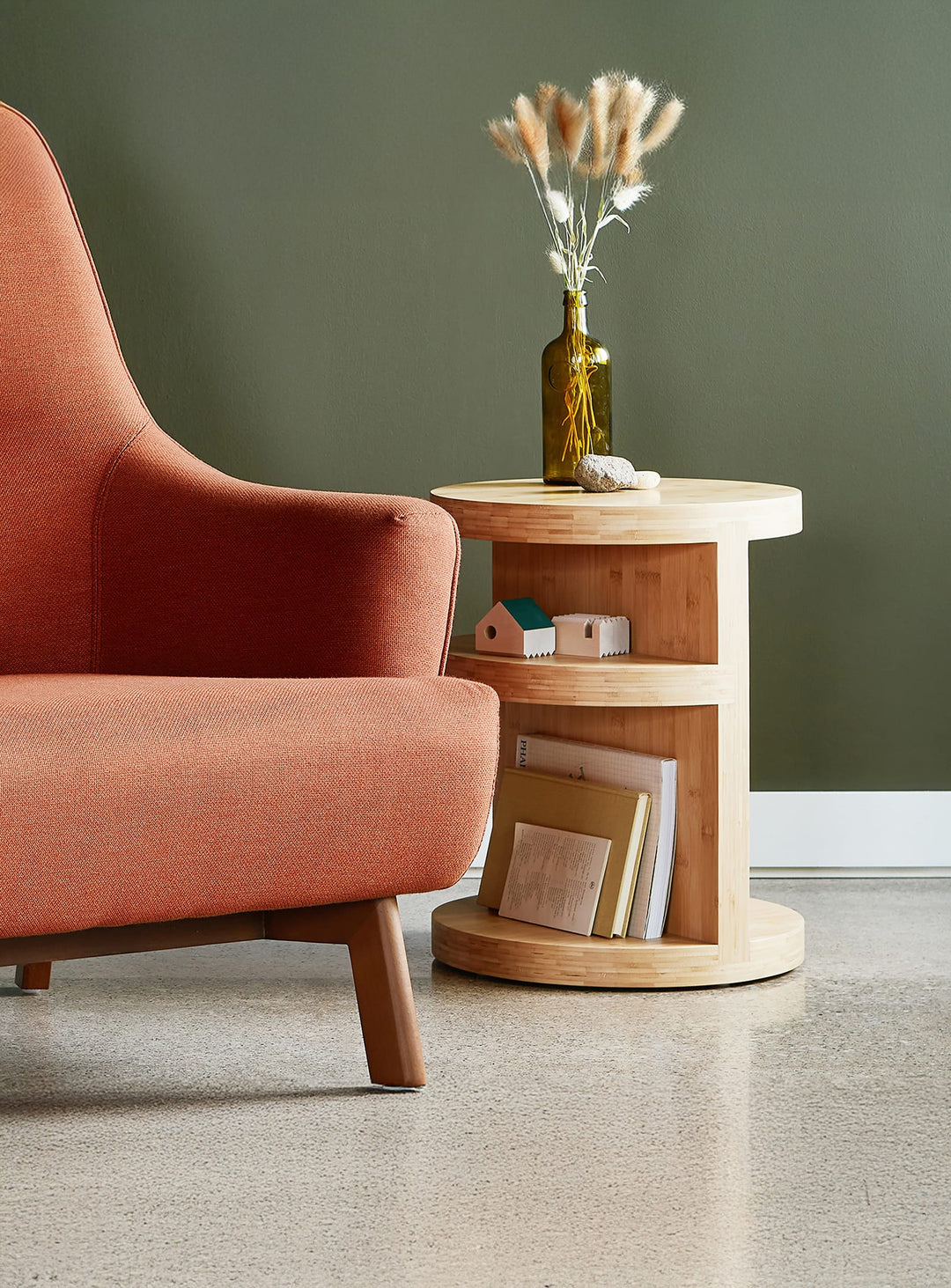 Gus* Modern signe la table d’appoint Monument, élégance et rangement malin. bambou