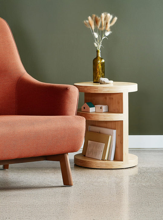 Gus* Modern signe la table d’appoint Monument, élégance et rangement malin. bambou