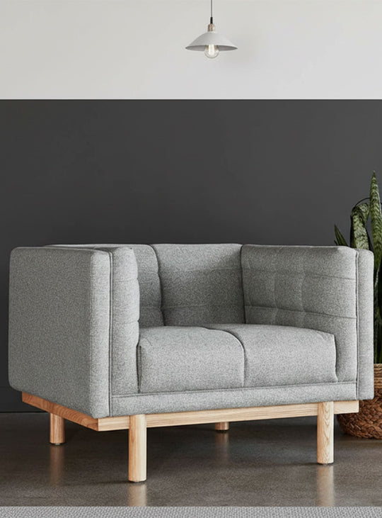 Fauteuil Mulholland de Gus* Modern, parfait pour un intérieur élégant. parliament stone