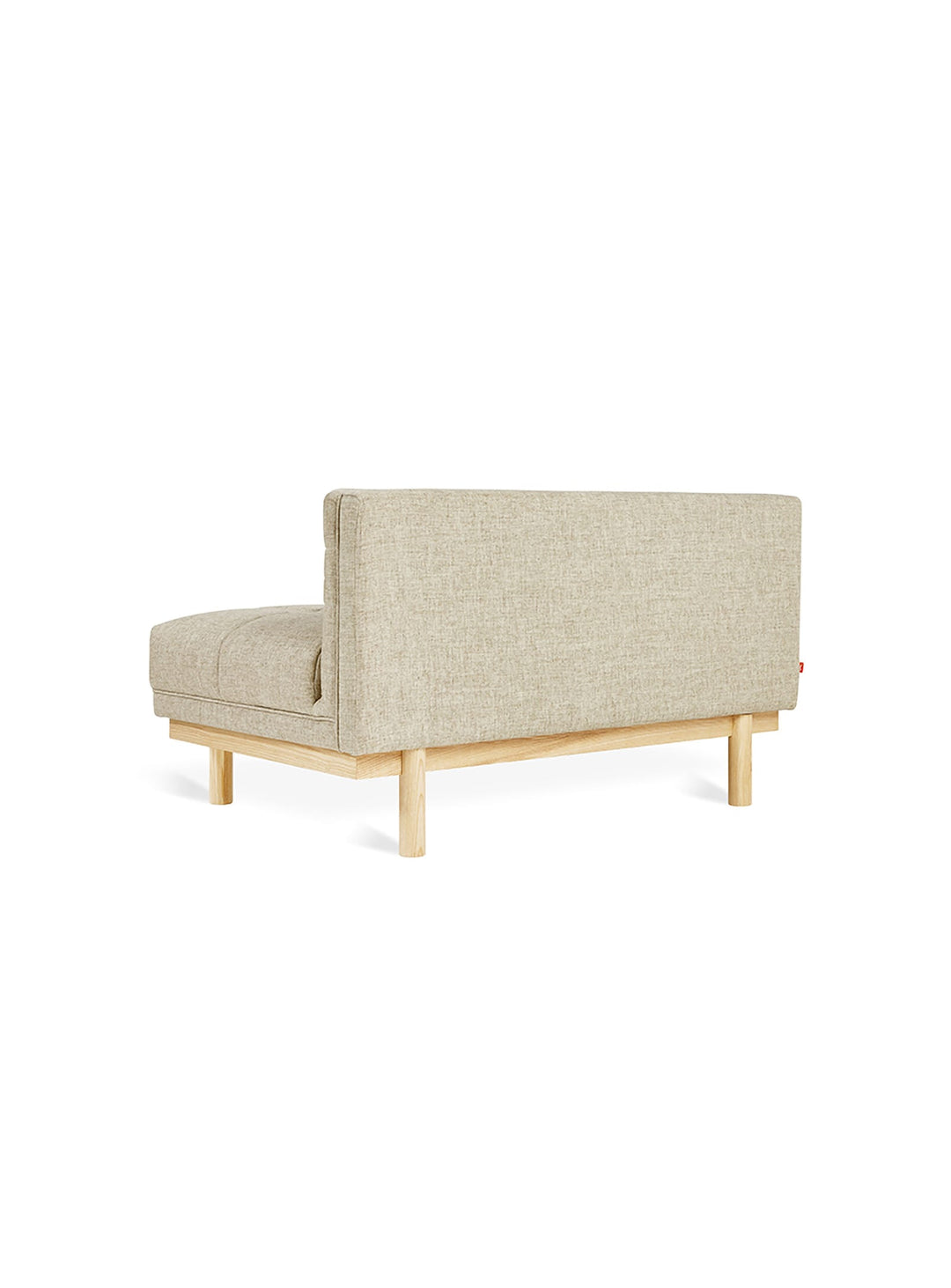 Lounge Mulholland de Gus* Modern, assise structurée et confort durable.