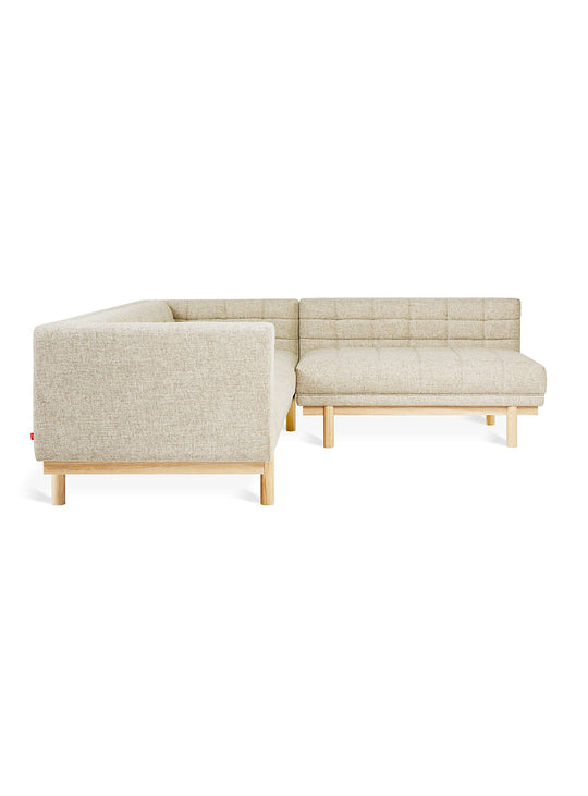 Sofa bi-sectionnel Mulholland de Gus* Modern, parfait pour un salon moderne. caledon antler