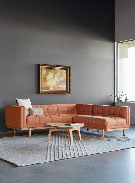 Sofa bi-sectionnel Gus* Modern Mulholland, touffes distinctives et style moderne. caledon sedona