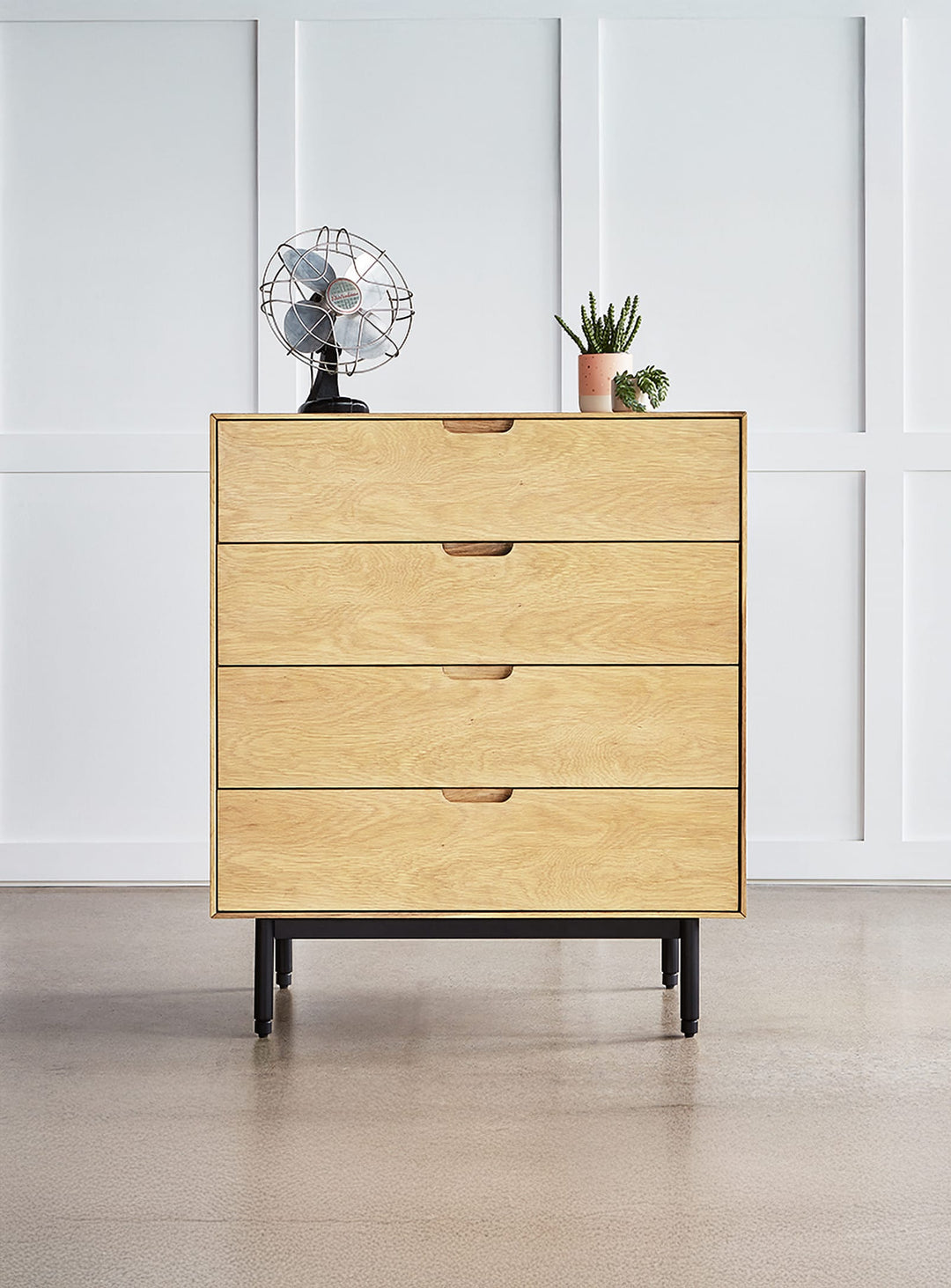 Commode Munro 4 tiroirs Gus* Modern, rangement généreux et esthétique minimaliste. chene blanc