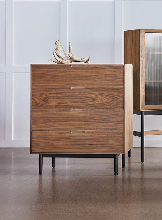 Commode Munro 4 tiroirs Gus* Modern, design épuré et rangement pratique pour une chambre élégante. noyer