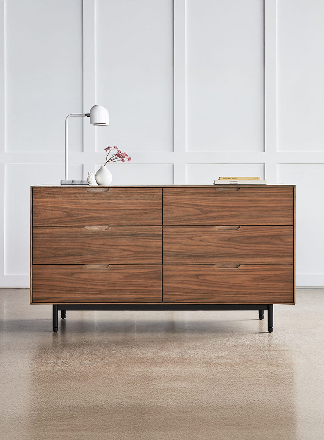 Commode Munro 6 tiroirs Gus* Modern, élégance intemporelle et grande capacité de rangement. noyer