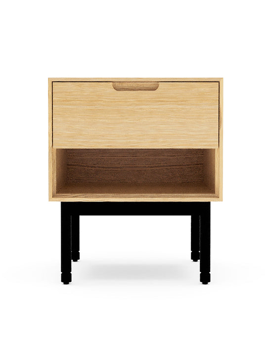 Table d’appoint Munro Gus* Modern, proportions soignées et rangement ouvert. chene blanc