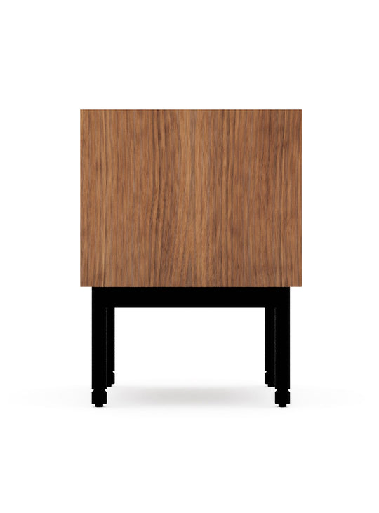 Table d’appoint Munro Gus* Modern, design épuré et espace pour livres et objets. noyer