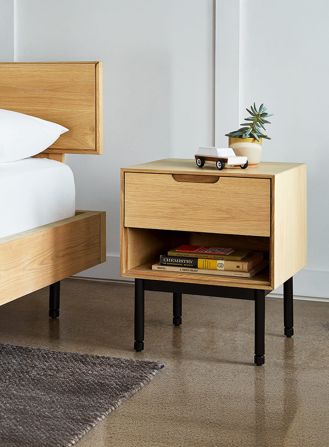 Table d’appoint Munro Gus* Modern, design minimaliste et rangement pratique. Chene blanc