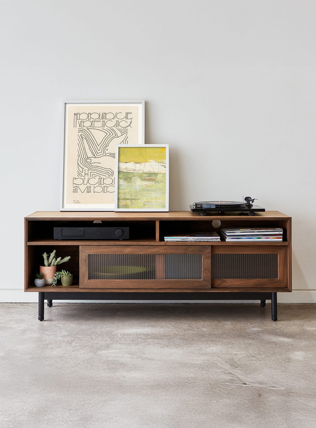 Meuble TV Munro Gus* Modern, design élégant et portes coulissantes en verre cannelé. noyer