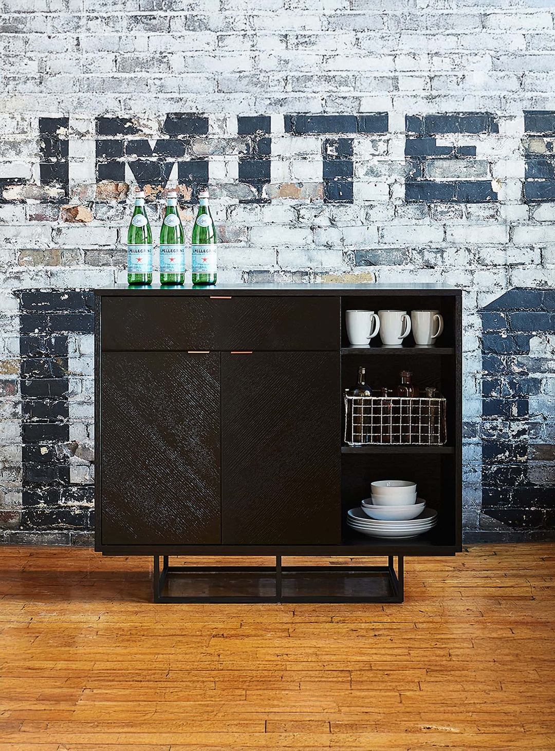 Cabinet Myles  de Gus* Modern : chêne à chevrons, poignées or rose et élégance moderne.