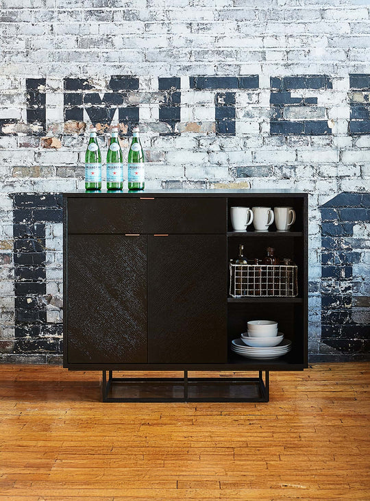 Cabinet Myles  de Gus* Modern : chêne à chevrons, poignées or rose et élégance moderne.