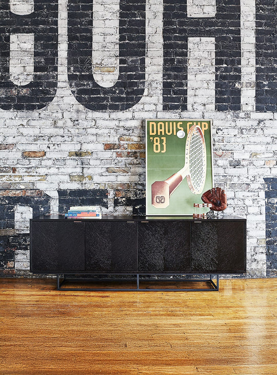 Buffet Myles de Gus* Modern : design sophistiqué, chêne à chevrons et poignées en or rose.