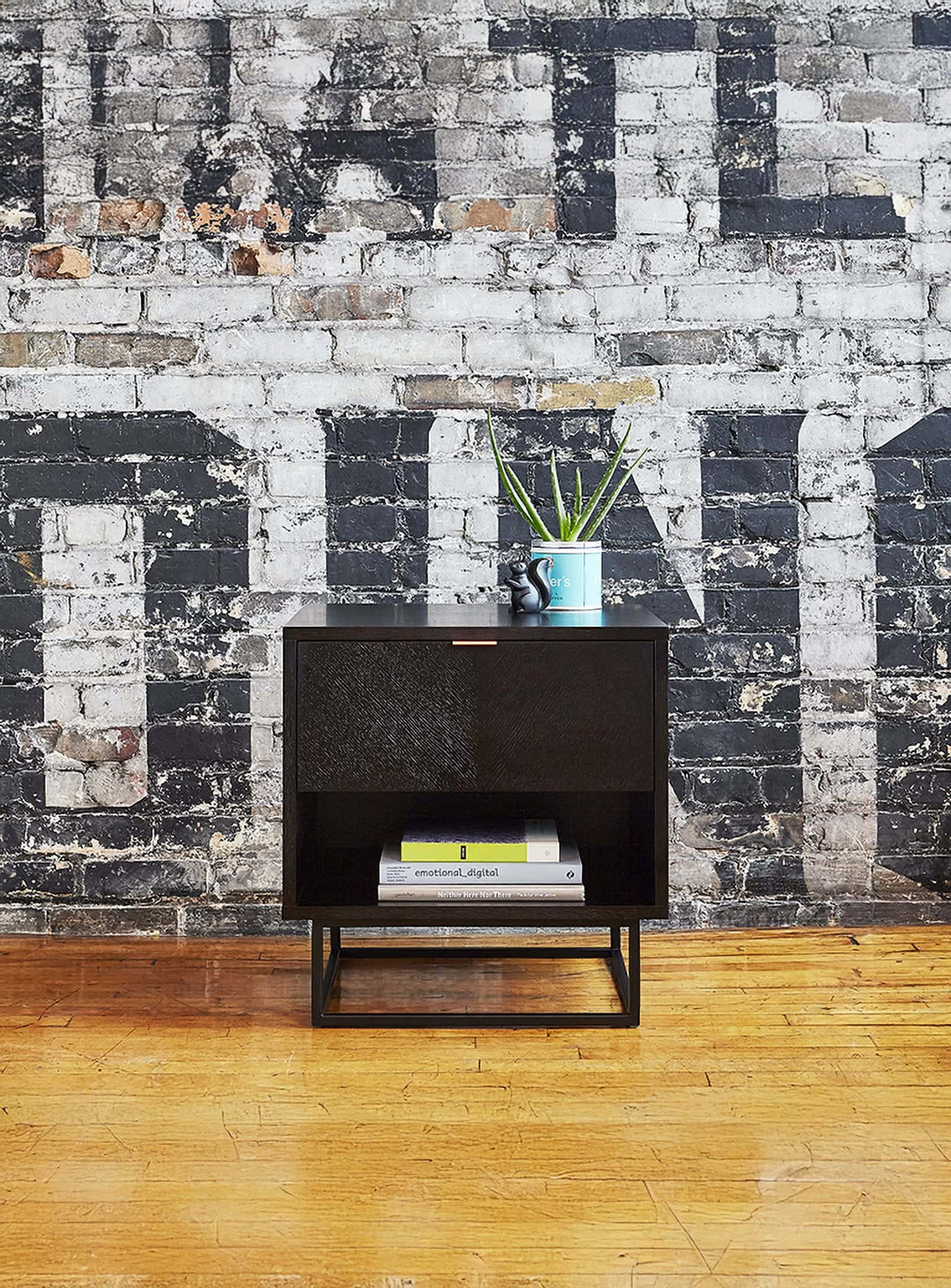 Myles de Gus* Modern : table d’appoint chic avec base noire flottante et rangement discret.