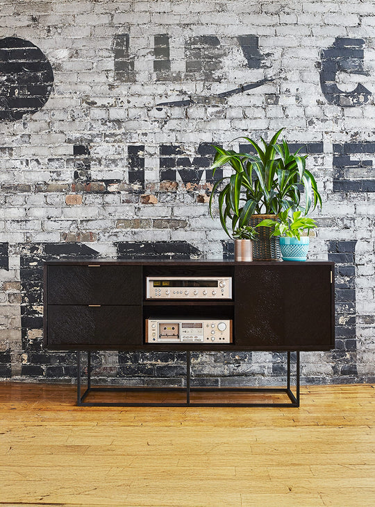 Meuble TV Myles de Gus* Modern : chêne à chevrons, or rose et élégance moderne.