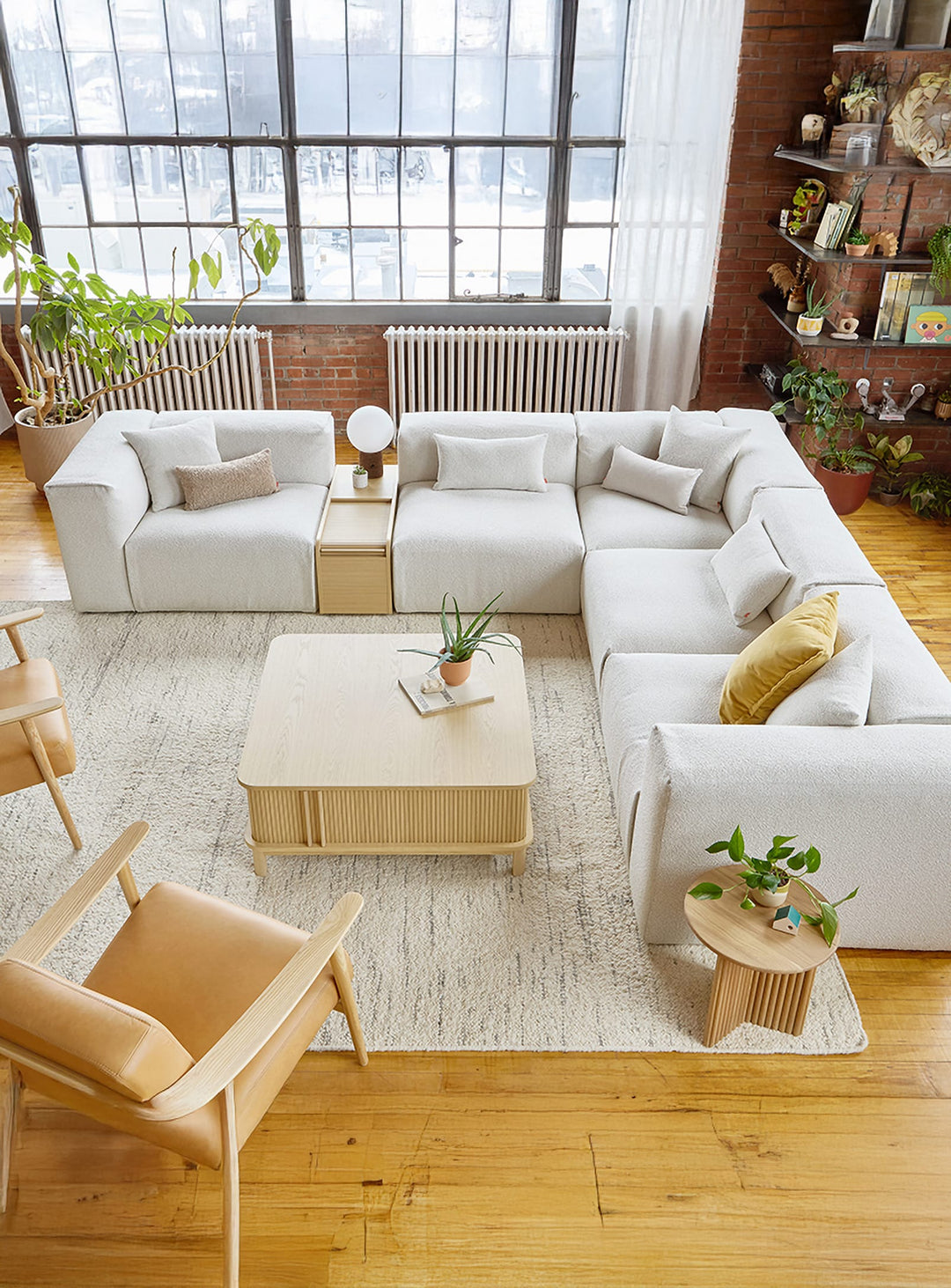 Sofa sectionnel 5 Gus* Modern Nest, structure généreuse et design contemporain. morris bone