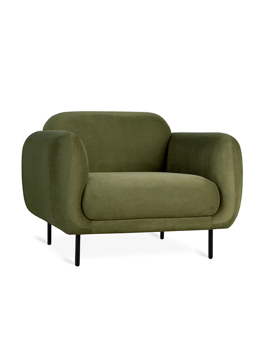Fauteuil Nord de Gus* Modern, courbes 70’s et allure contemporaine. casella grove