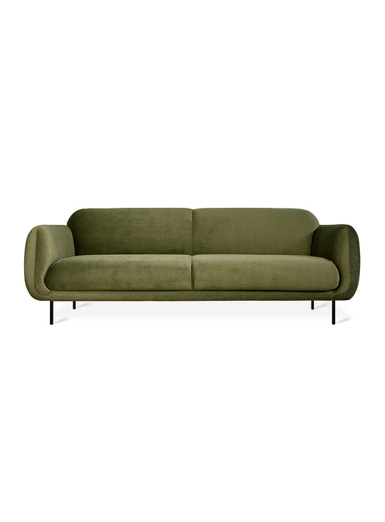 Sofa Nord de Gus* Modern, silhouette douce et style rétro moderne. casella grove