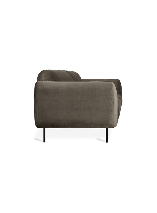 Sofa Nord de Gus* Modern, volumes arrondis et charme intemporel. casella mink