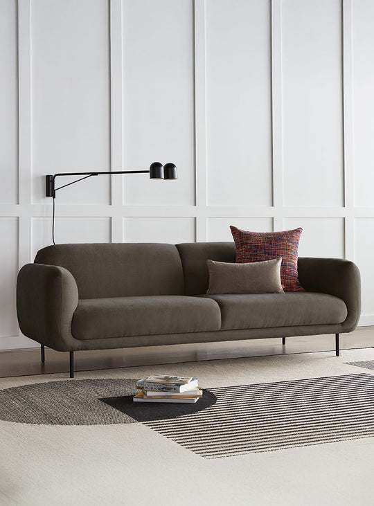 Sofa Gus* Modern Nord, courbes 70’s et confort généreux. casella mink