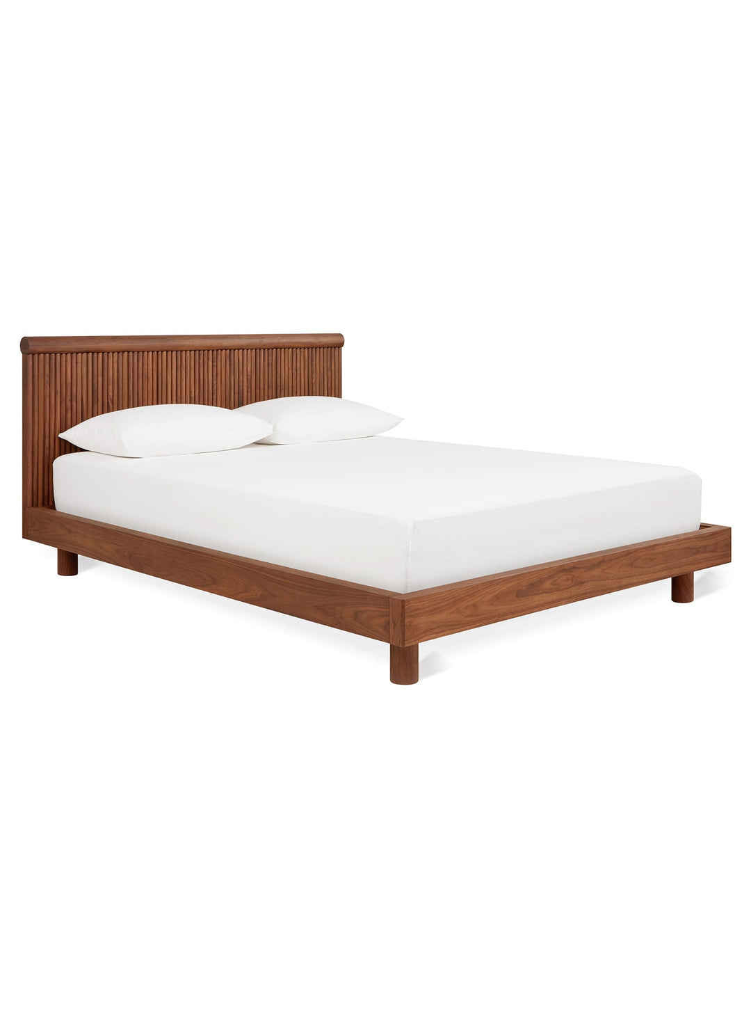 Le lit Odeon de Gus* Modern allie forme classique et modernité élégante. noyer