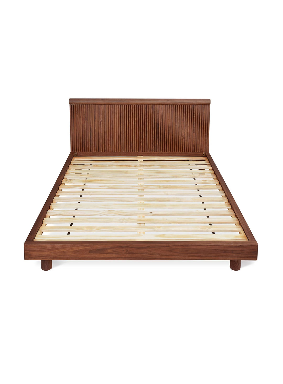 Le lit Odeon de Gus* Modern : bois massif, courbes douces et raffinement. noyer