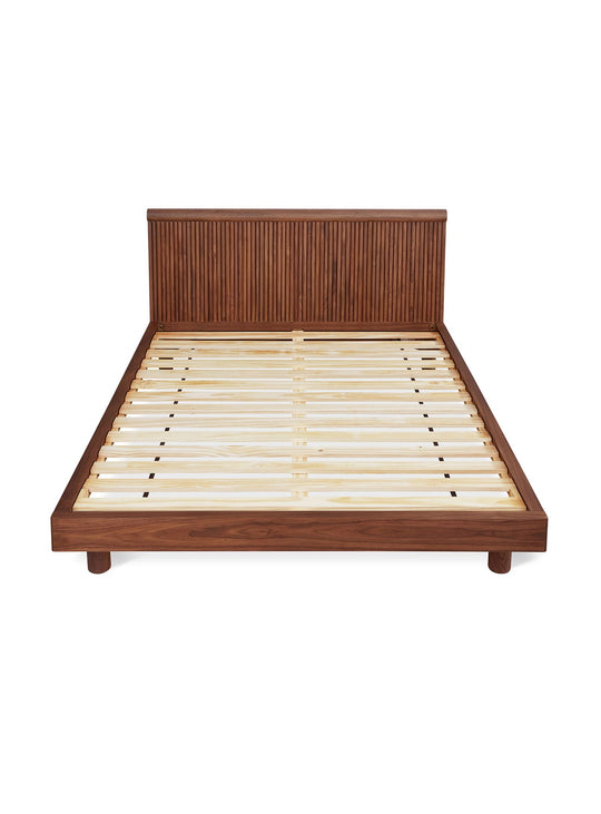 Le lit Odeon de Gus* Modern : bois massif, courbes douces et raffinement. noyer