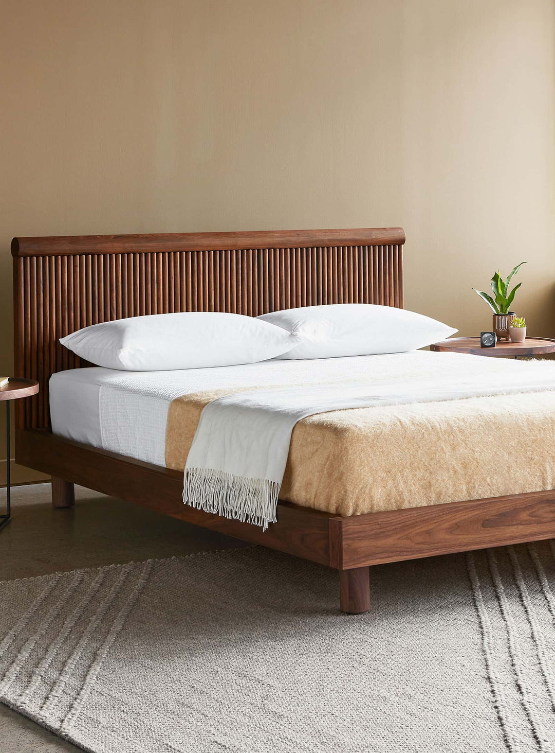 Gus* Modern signe le lit Odeon, un chef-d’œuvre néoclassique contemporain. noyer