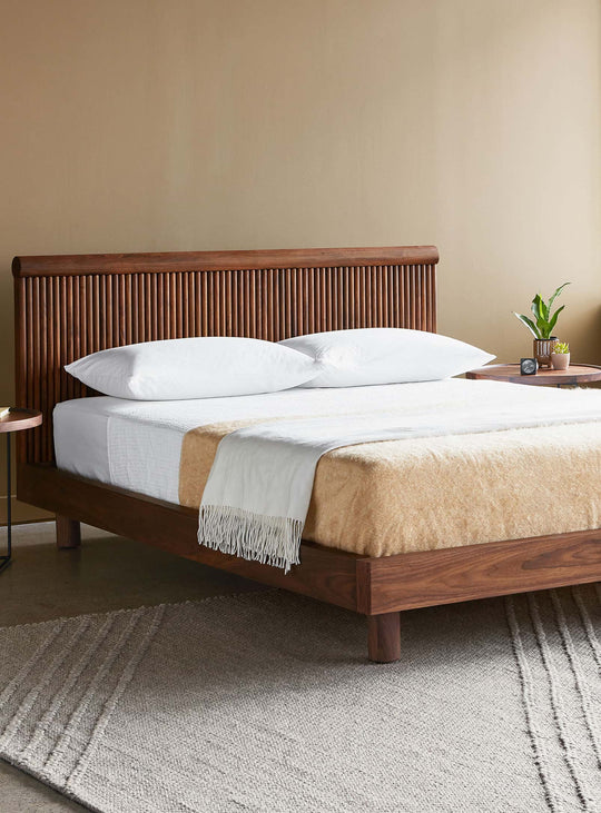 Gus* Modern signe le lit Odeon, un chef-d’œuvre néoclassique contemporain. noyer